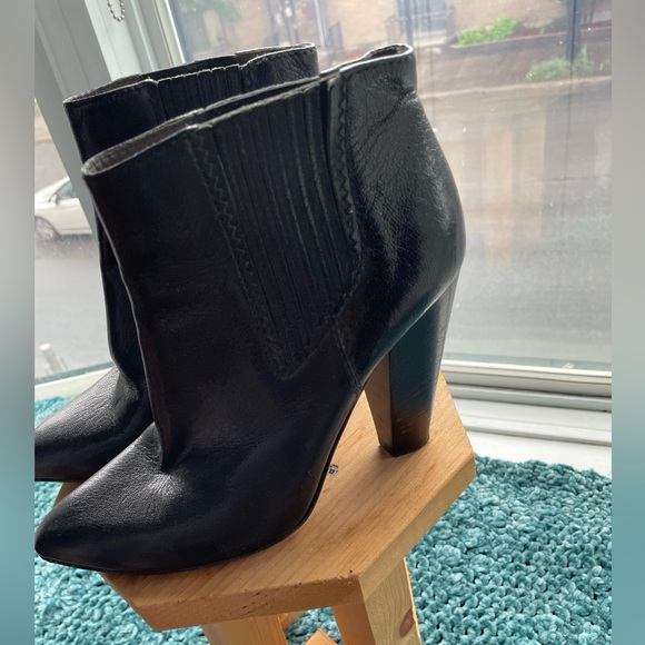 I’m selling the this great pair of D&G original boots (real leather) - Picture 3 of 3